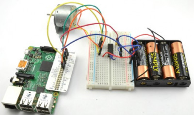 Схема эксперимента по управлению скоростью и направлением вращения электродвигателя. с помощью Raspberry Pi в сборе