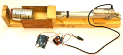 Пресс для расплющивания банок, работающий на Arduino