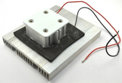 Элемент Пельтье на теплоотводящем радиаторе