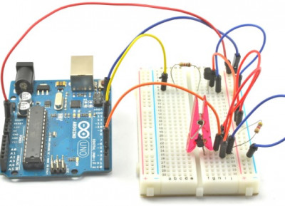 Схема эксперимента по созданию термостатической системы регулирования на основе включения/выключения нагревателя с использованием Arduino в сборе