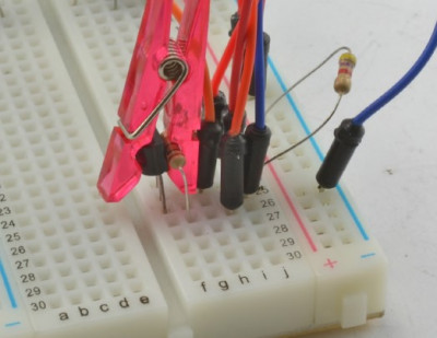 Резистор и датчик DS18B20 прижаты друг к другу небольшой прищепкой