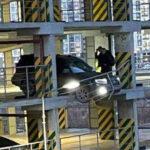 В Екатеринбурге автомобиль без водителя попытался сброситься с третьего этажа – Газета.Ru | Новости